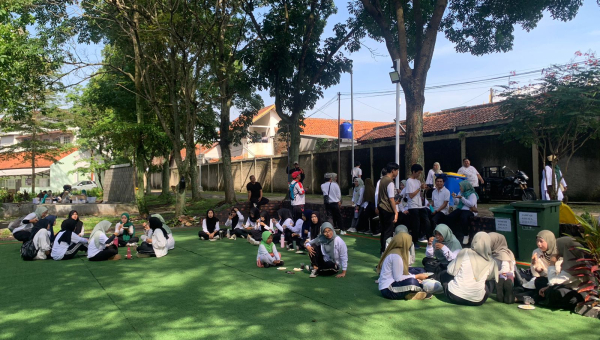 Makan Siang Sehat di Zona Green Matrik: UPI Cibiru Merajut Kebersamaan dan Kepedulian Lingkungan, dalam Mewujudkan SDGS 11 Kota dan Komunitas Berkelanjutan, 12 Konsumsi dan Produksi